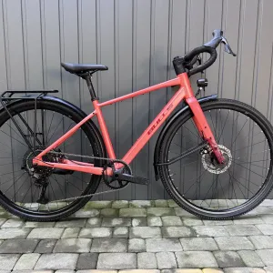BULLS Daily Grinder 1, модель 2026 року. Це універсальний gravel/commuter із повним оснащенням для міста й подорожей.