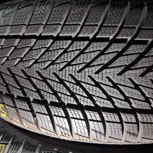 225/45 17 Goodyaer Ultra grip perfomance 3