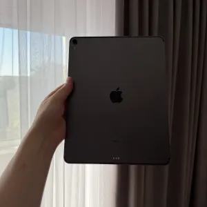 Продається iPad Pro 12.9 дюймів 3-го покоління, 256 GB пам’яті, LTE + Wi-Fi та дисплеєм 120 Гц.