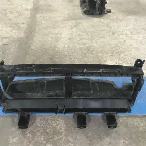 Дефлектор радіатора нижній Chevrolet Bolt 42644796