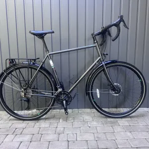 Fuji Touring Disc LTD Reynolds 520 / Shimano Sora 3×9 / Dynamo / Touring».