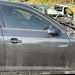 Продам передні праві двері Audi A4 B9 сірого кольору