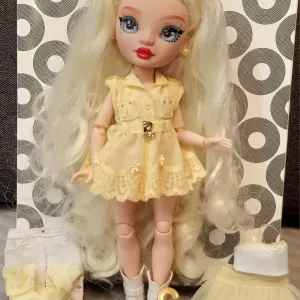 Лялька Rainbow High Рейнбоу хай Delilah Fields Buttercup Yellow
