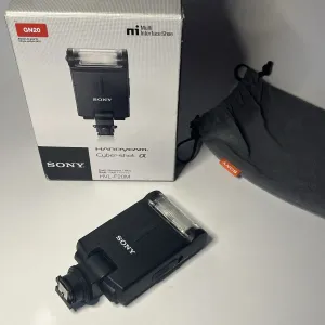 Спалах Sony HVL-F20M та видошукач Sony FDA-EV1M