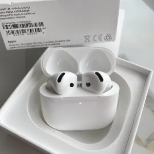 НОВІ Apple AirPods 4th Generation with Active Noise Cancellation (MXP93LL/A)