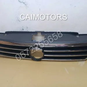 Решетка радиатора гриль верхняя бампера центральная Passat B8 B7