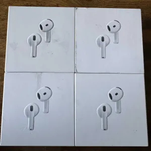 Навушники Apple AirPods 5 with Wireless Charging Case MKFT4LL/A