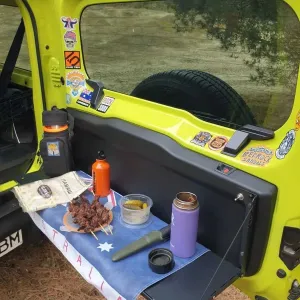 Відкидний стіл на двері багажника Suzuki Jimny 2018+ JB64 / JB74 MOLLE XRoad