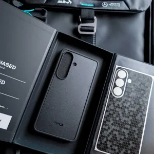 Премиальный чехол Dbrand GRIP для Samsung Galaxy S26 и виниловый скин "Black swarm"