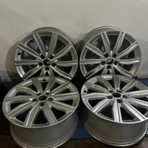 Практично новий оригінальний комплект дисків Audi R19.5.112