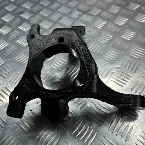 Поворотный кулак Новый левый цапфа OPEL ASTRA H 13156047