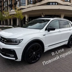 R-Line, Панорама, Бездротовий CarPlay, Диски R20, парктроніки вкруг