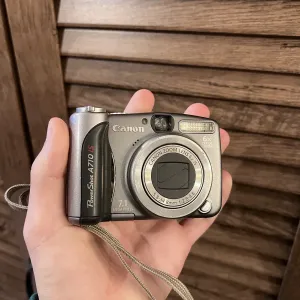 Цифровий фотоапарат Canon PowerShot A710 IS Siliver (CCD/6x IS/Батарейки АА) Стан нового!