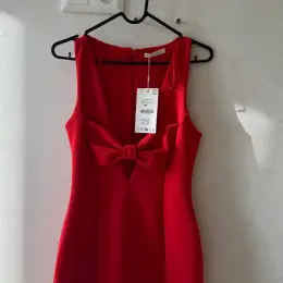 Червона сукня Zara з бантом