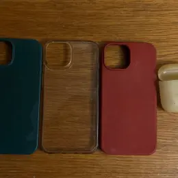 Чохли для iPhone 14 та чохол для навушників Apple 2