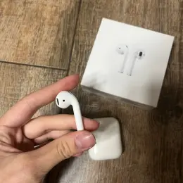 Лівий навушник Apple AirPods 2 покоління з зарядним кейсом