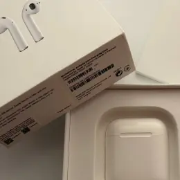 Apple AirPods з зарядним кейсом